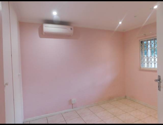 2 BEDROOM SECTIONAL TITLE TO LET IN MONTCLAIR